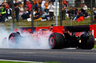 Takımlar, Sainz'ın Çin GP sıralama kazasının aydınlatılmasını umuyor 